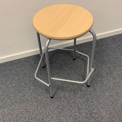 Trintaburet med fodstøtte