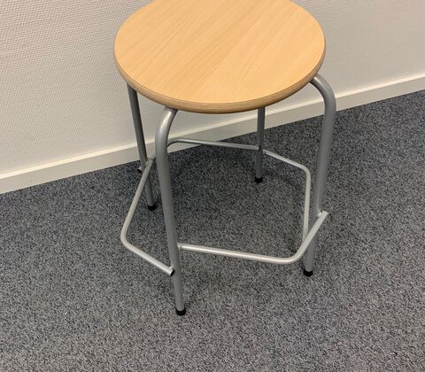 Trintaburet med fodstøtte