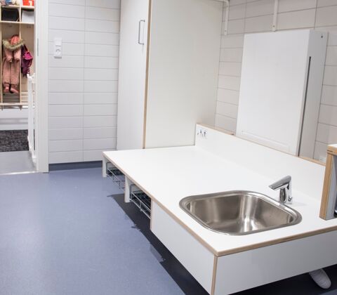 ST puslebord, 140x90 cm med ilagt vask (40x34 cm), venstre,