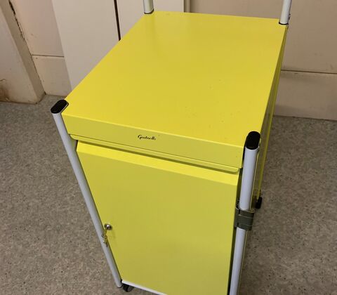 Gratnell vogn til opladning af tablets