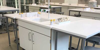 sevenoaks-school-science-and-chemistry-classroom