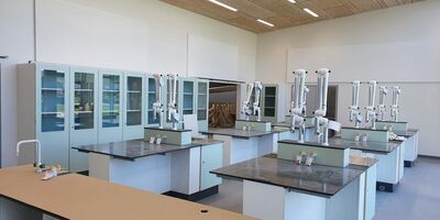 the-school-in-flotum-science-classroom-with-specific-color-request